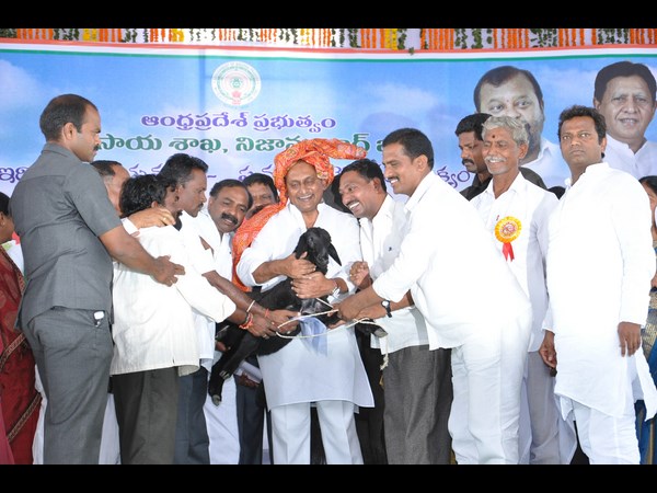 బాబు ఏనాడైనా చెప్పారా: సిఎం (పిక్చర్స్)