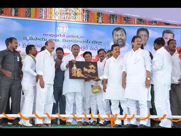 బాబు ఏనాడైనా చెప్పారా: సిఎం (పిక్చర్స్)