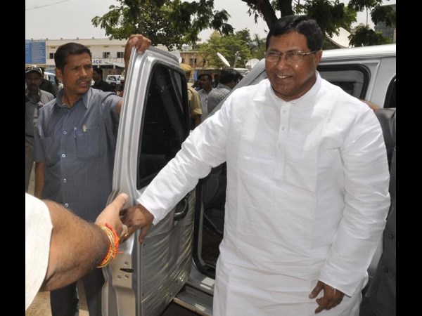 హోంకు డిమాండ్: 'చిరు' ప్రయత్నాలు