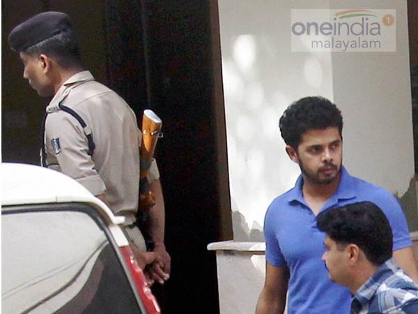 పళ్లు బిగపట్టి...: కోర్టుకు హాజరైన శ్రీశాంత్