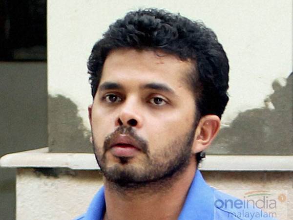 పళ్లు బిగపట్టి...: కోర్టుకు హాజరైన శ్రీశాంత్