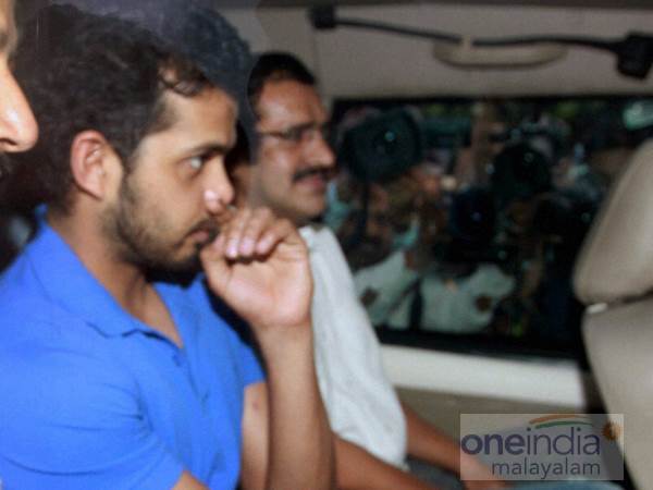 పళ్లు బిగపట్టి...: కోర్టుకు హాజరైన శ్రీశాంత్