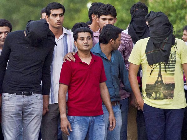 పళ్లు బిగపట్టి...: కోర్టుకు హాజరైన శ్రీశాంత్