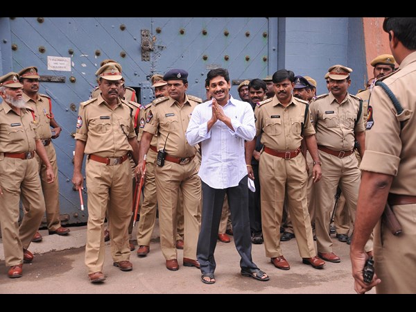 జైల్లో ఏడాది: జగన్ ఎగిసి 'పడుతున్నారా'?(పిక్చర్స్)