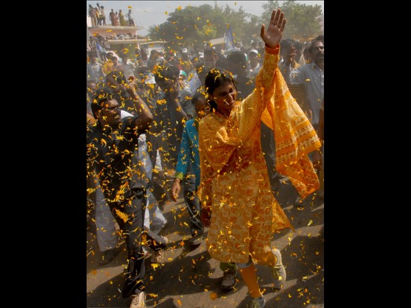 జైల్లో ఏడాది: జగన్ ఎగిసి 'పడుతున్నారా'?(పిక్చర్స్)