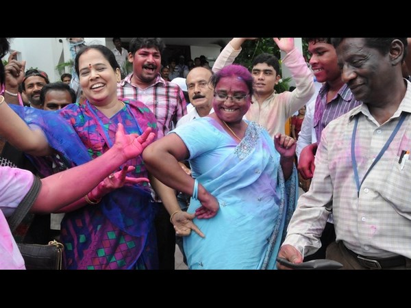 జైల్లో ఏడాది: జగన్ ఎగిసి 'పడుతున్నారా'?(పిక్చర్స్)