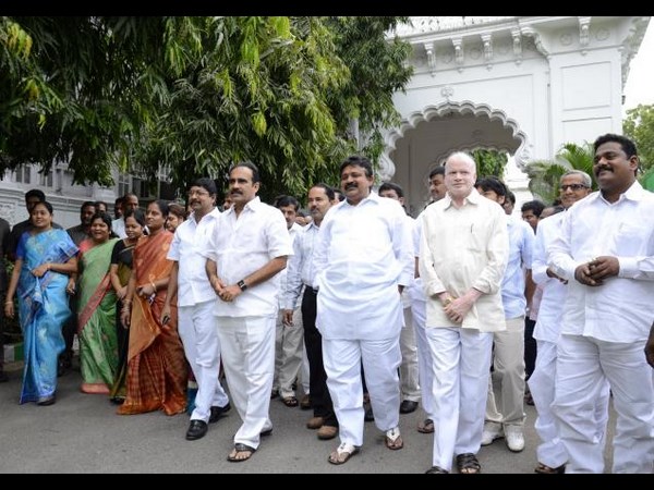 జైల్లో ఏడాది: జగన్ ఎగిసి 'పడుతున్నారా'?(పిక్చర్స్)