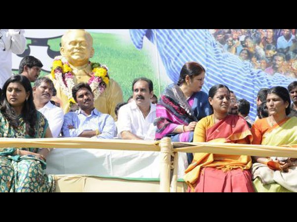 జైల్లో ఏడాది: జగన్ ఎగిసి 'పడుతున్నారా'?(పిక్చర్స్)