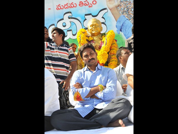 జైల్లో ఏడాది: జగన్ ఎగిసి 'పడుతున్నారా'?(పిక్చర్స్)