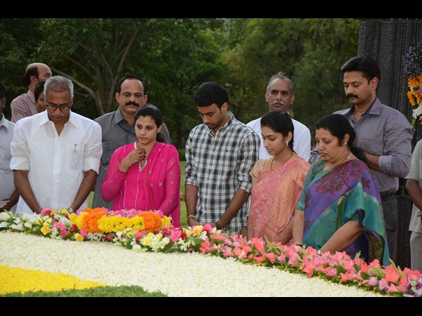 వేర్వేరుగా నివాళి!: జూ.ఎన్టీఆర్ టు తారకతర్న (పిక్చర్స్)