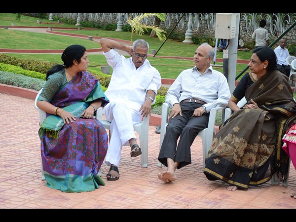 వేర్వేరుగా నివాళి!: జూ.ఎన్టీఆర్ టు తారకతర్న (పిక్చర్స్)