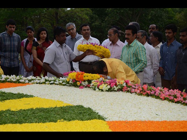 వేర్వేరుగా నివాళి!: జూ.ఎన్టీఆర్ టు తారకతర్న (పిక్చర్స్)