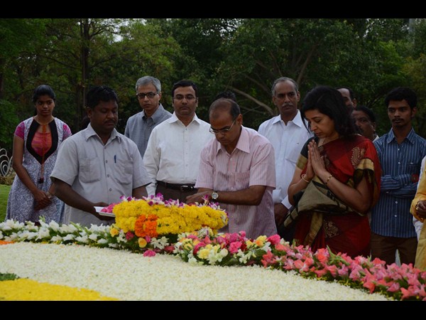 వేర్వేరుగా నివాళి!: జూ.ఎన్టీఆర్ టు తారకతర్న (పిక్చర్స్)