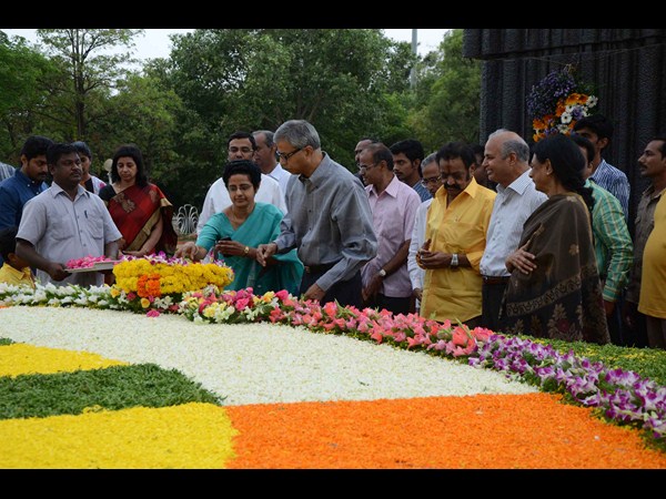 వేర్వేరుగా నివాళి!: జూ.ఎన్టీఆర్ టు తారకతర్న (పిక్చర్స్)