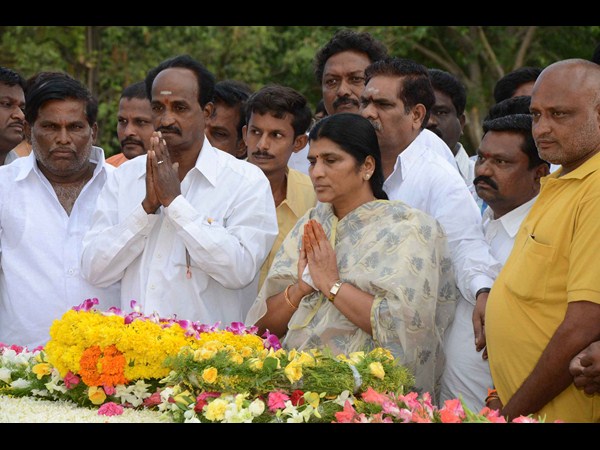 వేర్వేరుగా నివాళి!: జూ.ఎన్టీఆర్ టు తారకతర్న (పిక్చర్స్)