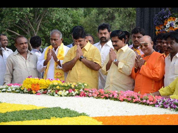 వేర్వేరుగా నివాళి!: జూ.ఎన్టీఆర్ టు తారకతర్న (పిక్చర్స్)