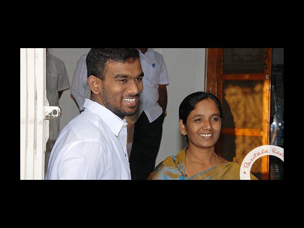 జూ. ఎన్టీఆర్ ఔట్: నారా లోకేష్ యువసేన (పిక్చర్స్)