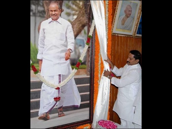 వైయస్ పథకాలకు కిరణ్ రంగు