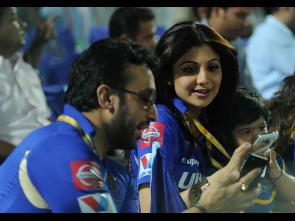 తల్లి ఫోన్తో ఆడుతున్న వియాన్ తల్లి ఫోన్తో ఆడుతున్న వియాన్