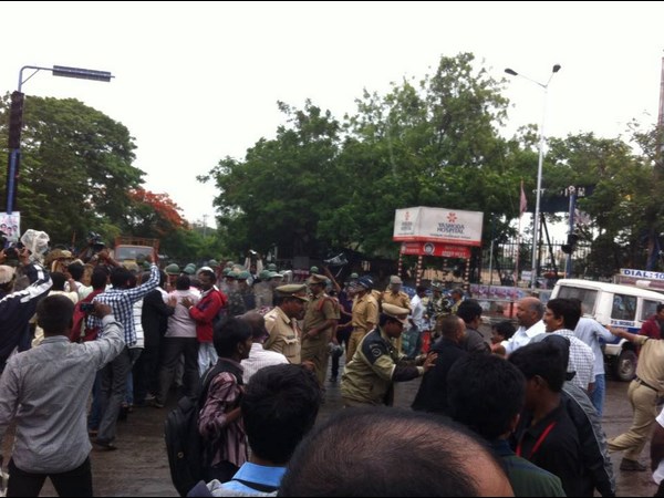 ఫొటోలు: చలో అసెంబ్లీ ఉద్రిక్తం