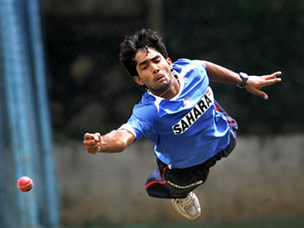 పిక్చర్స్: ఫీల్డింగులో అదరగొడుతున్నారు