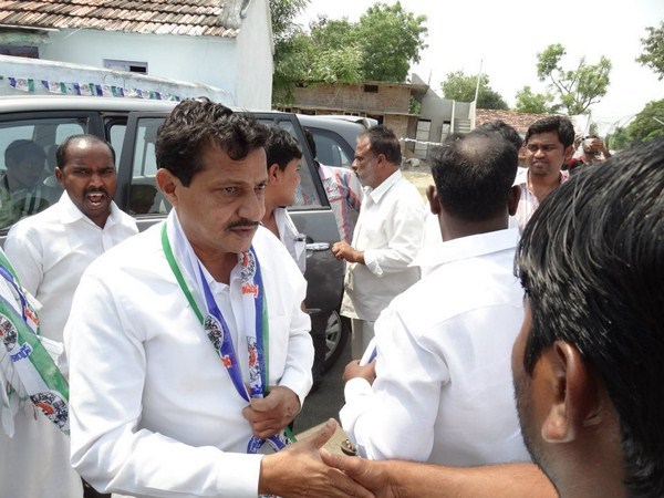 కెసిఆర్: పాత మిత్రులే కొత్త శత్రువులు (పిక్చర్స్)