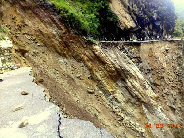 భక్తుల కష్టాలు: వరద బీభత్సం (పిక్చర్స్)