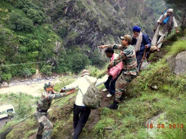 భక్తుల కష్టాలు: వరద బీభత్సం (పిక్చర్స్)