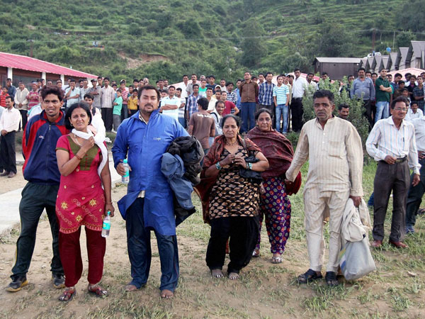 ఫొటోలు: బయటపడడం అద్భుతమే 