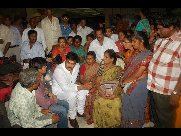 వరదలు: చిరు ఈజ్ గ్రేట్!, బాబు కోపం(పిక్చర్స్)