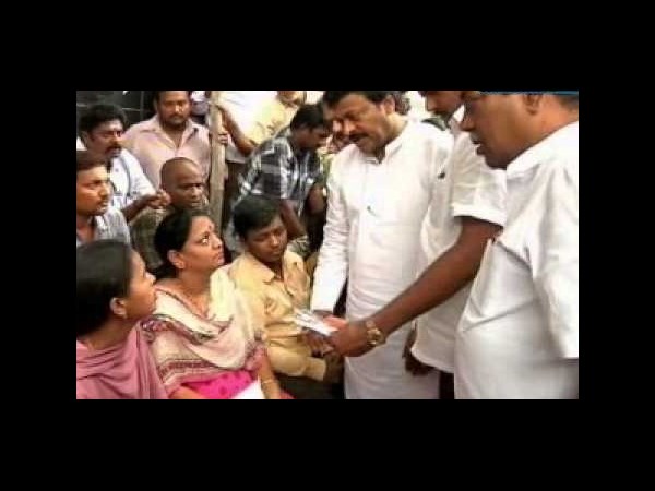 వరదలు: చిరు ఈజ్ గ్రేట్!, బాబు కోపం(పిక్చర్స్)