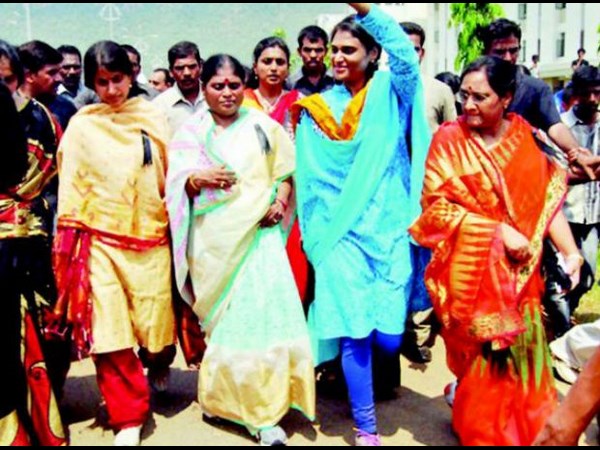 షర్మిల ముద్దు, మురిపెం: చలాకిగా నడక(పిక్చర్స్) షర్మిల ముద్దు, మురిపెం: చలాకిగా నడక(పిక్చర్స్)