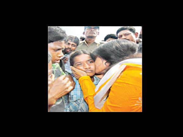 షర్మిల ముద్దు, మురిపెం: చలాకిగా నడక(పిక్చర్స్) షర్మిల ముద్దు, మురిపెం: చలాకిగా నడక(పిక్చర్స్)