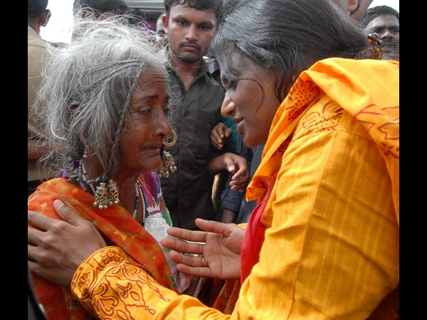 షర్మిల ముద్దు, మురిపెం: చలాకిగా నడక(పిక్చర్స్) షర్మిల ముద్దు, మురిపెం: చలాకిగా నడక(పిక్చర్స్)