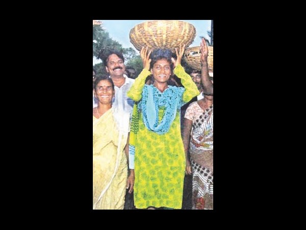 షర్మిల ముద్దు, మురిపెం: చలాకిగా నడక(పిక్చర్స్) షర్మిల ముద్దు, మురిపెం: చలాకిగా నడక(పిక్చర్స్)