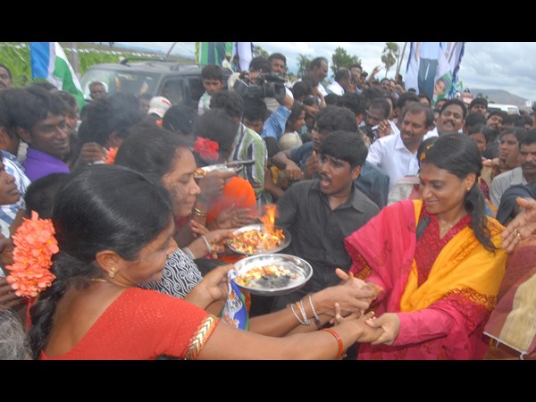 షర్మిల ముద్దు, మురిపెం: చలాకిగా నడక(పిక్చర్స్) షర్మిల ముద్దు, మురిపెం: చలాకిగా నడక(పిక్చర్స్)