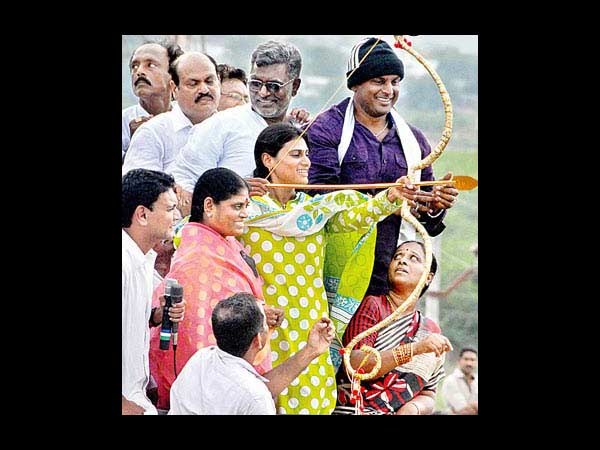 షర్మిల ముద్దు, మురిపెం: చలాకిగా నడక(పిక్చర్స్) షర్మిల ముద్దు, మురిపెం: చలాకిగా నడక(పిక్చర్స్)