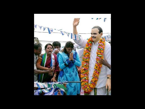 షర్మిల ముద్దు, మురిపెం: చలాకిగా నడక(పిక్చర్స్) షర్మిల ముద్దు, మురిపెం: చలాకిగా నడక(పిక్చర్స్)