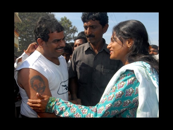 షర్మిల ముద్దు, మురిపెం: చలాకిగా నడక(పిక్చర్స్) షర్మిల ముద్దు, మురిపెం: చలాకిగా నడక(పిక్చర్స్)