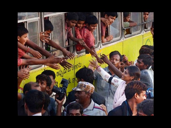 షర్మిల ముద్దు, మురిపెం: చలాకిగా నడక(పిక్చర్స్) షర్మిల ముద్దు, మురిపెం: చలాకిగా నడక(పిక్చర్స్)