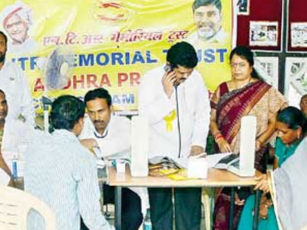 ఫ్లడ్స్: ఫుట్‌పాత్‌పై ఎన్టీఆర్ ట్రస్ట్, సైన్యంకి సలాం(పిక్చర్స్)