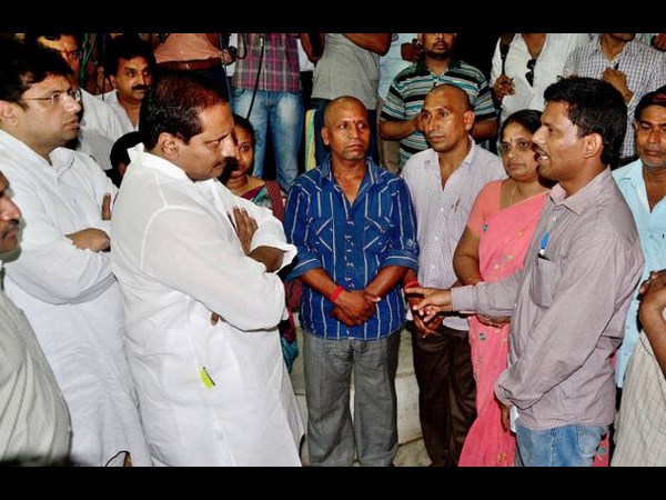 వరదలు: బాబు Vs కిరణ్‌తో లాభం, బీభత్సం(పిక్చర్స్)