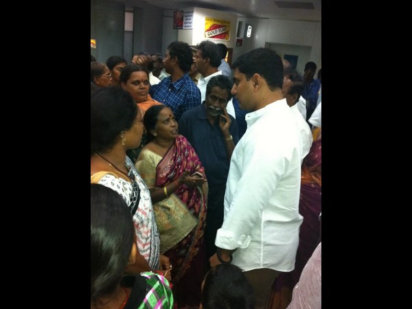 వరదలు: బాబు Vs కిరణ్‌తో లాభం, బీభత్సం(పిక్చర్స్)