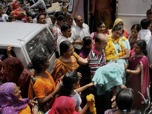 వరదలు: బాబు Vs కిరణ్‌తో లాభం, బీభత్సం(పిక్చర్స్)