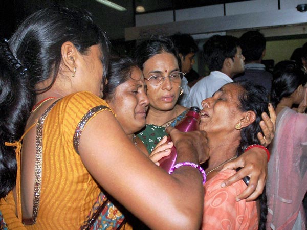 వరదలు: బాబు Vs కిరణ్‌తో లాభం, బీభత్సం(పిక్చర్స్)
