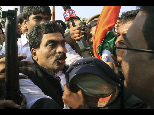 లగడపాటి ఎక్కడ!?