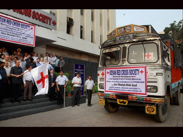 వస్తువుల్ని తీసుకెళ్తున్న లారీ