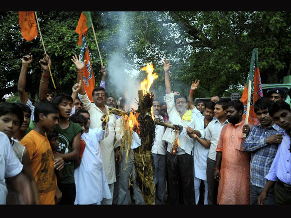 దిష్టిబొమ్మ దగ్ధం