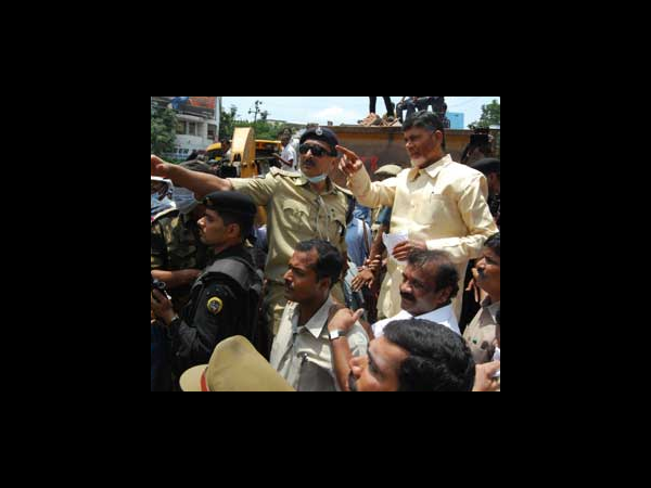 ప్రమాద స్థలంలో చంద్రబాబు