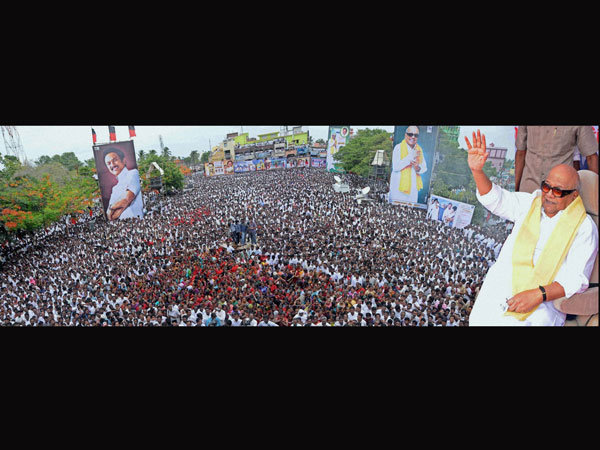 కరుణానిధి అభివాదం